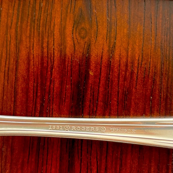 Rogers 1881 Silver Serving Set - Picture 5 of 7